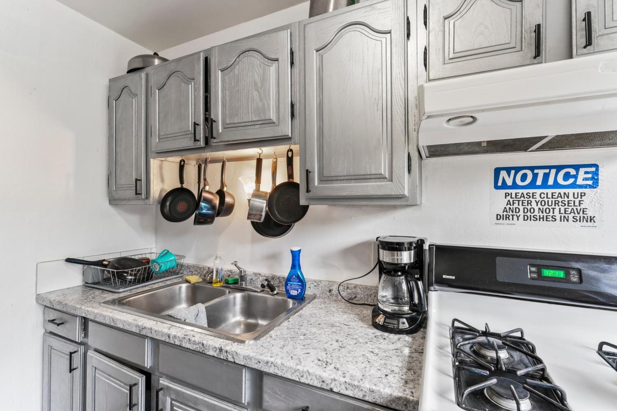 ホテル Compact But Cozy Too アンカレッジ エクステリア 写真