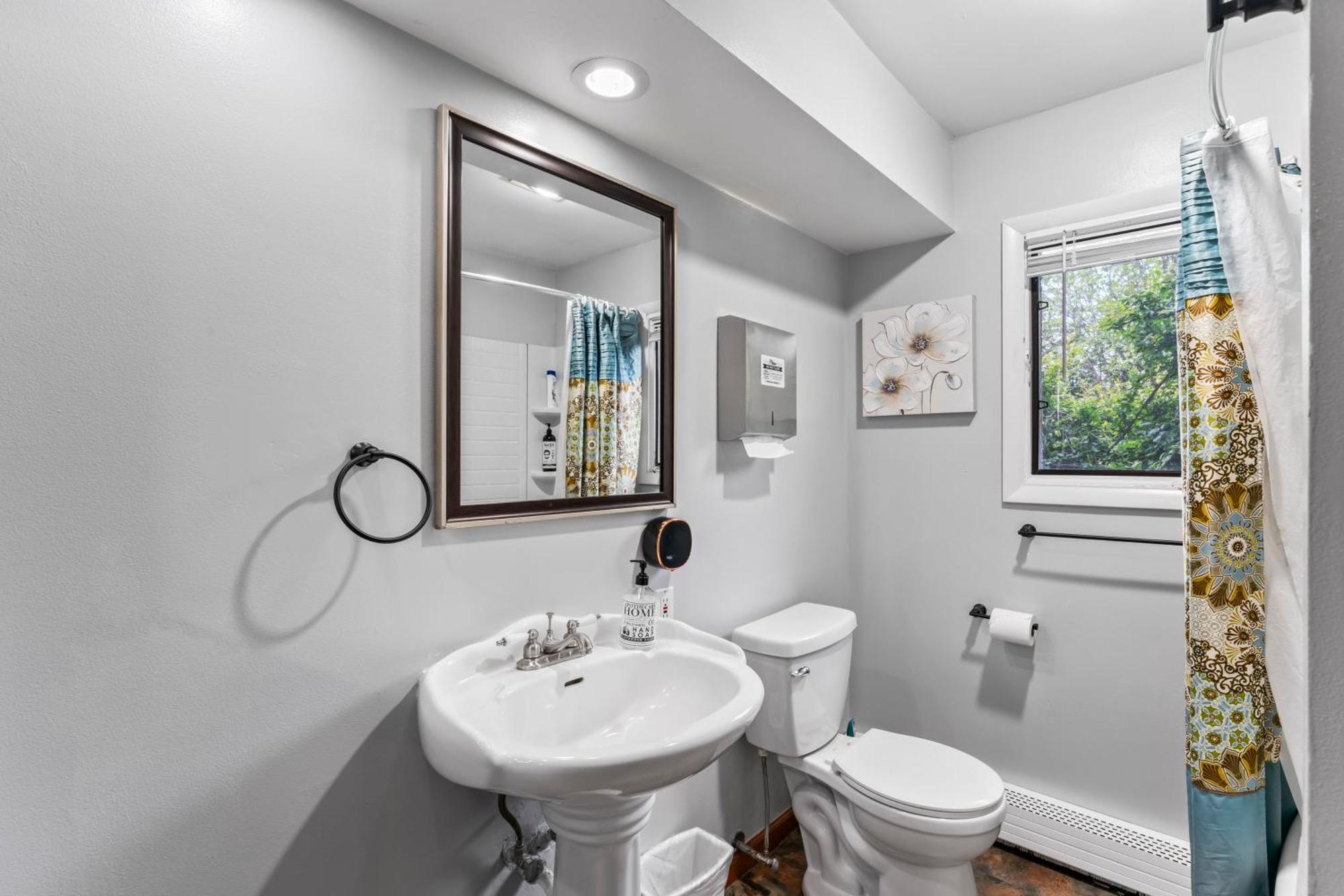 ホテル Compact But Cozy Too アンカレッジ エクステリア 写真