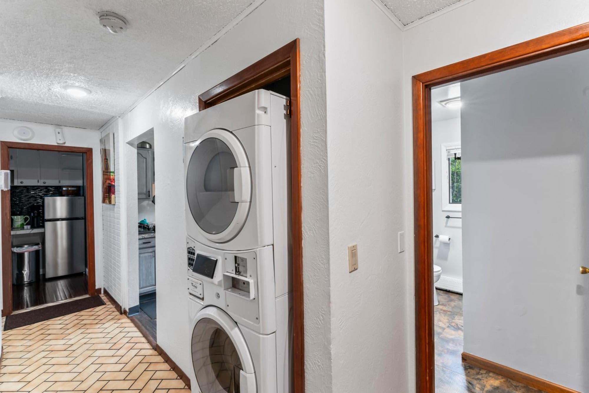 ホテル Compact But Cozy Too アンカレッジ エクステリア 写真