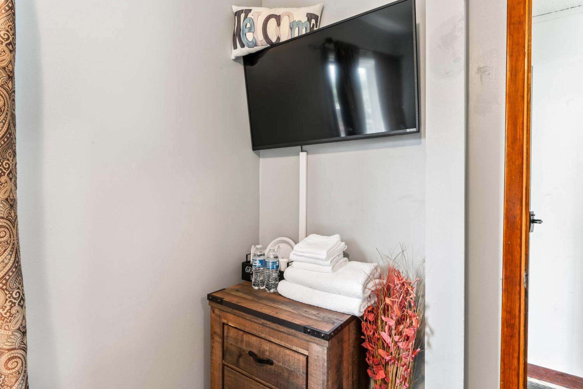 ホテル Compact But Cozy Too アンカレッジ エクステリア 写真
